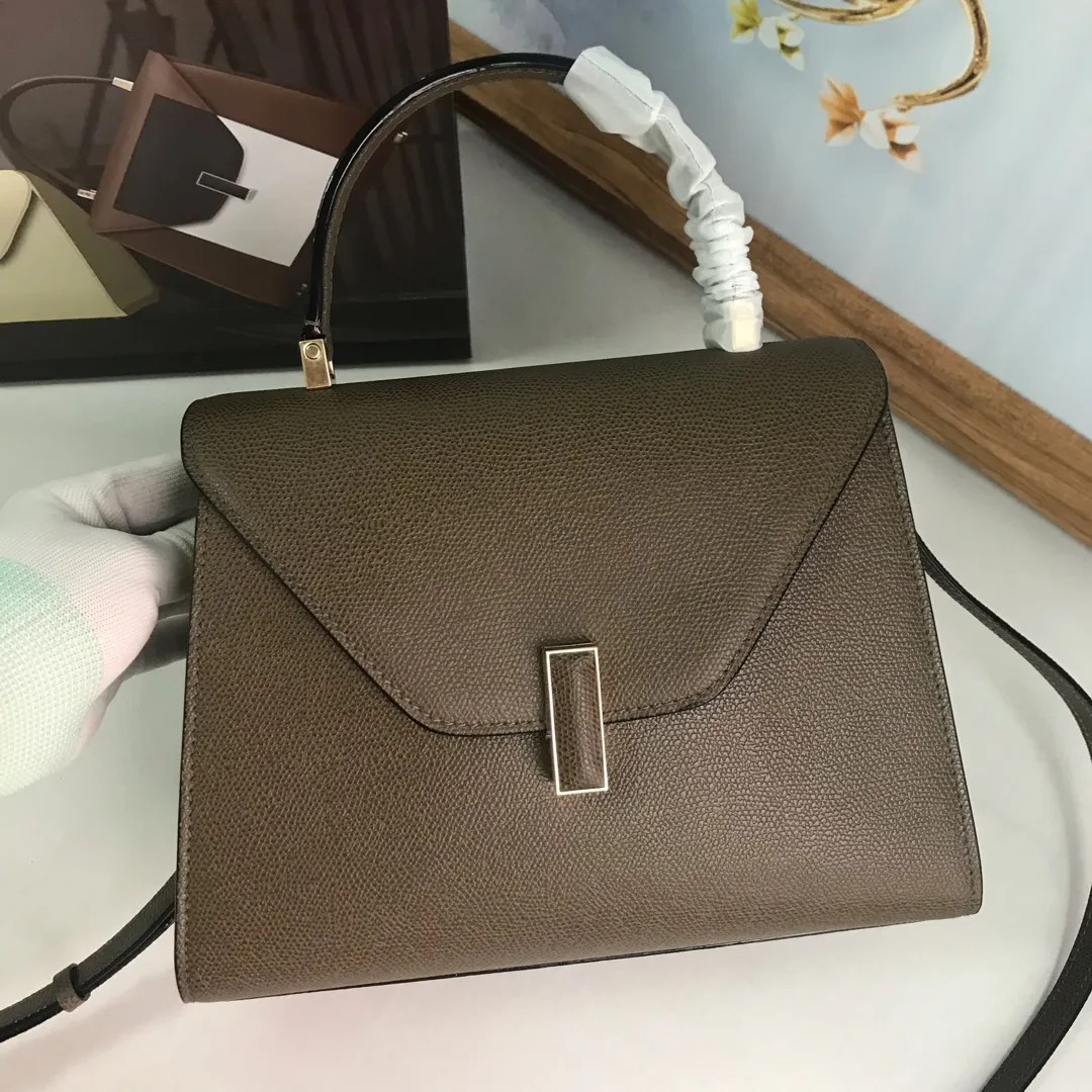 In stock👉Original medium size elephant gray👉Valextra Valextra Iside, known as Italian Hermès, is one of the most representative designs of Valextra. There is no obvious logo, but the simple collective line design is very recognizable, full of architectural art, and shows a capable and intellectual style. It is made of imported palm-print lining cowhide, with up to five stitches of handwork, and the shiny oil edges test the skill of the craftsman. Medium size: 26cm【6627#】